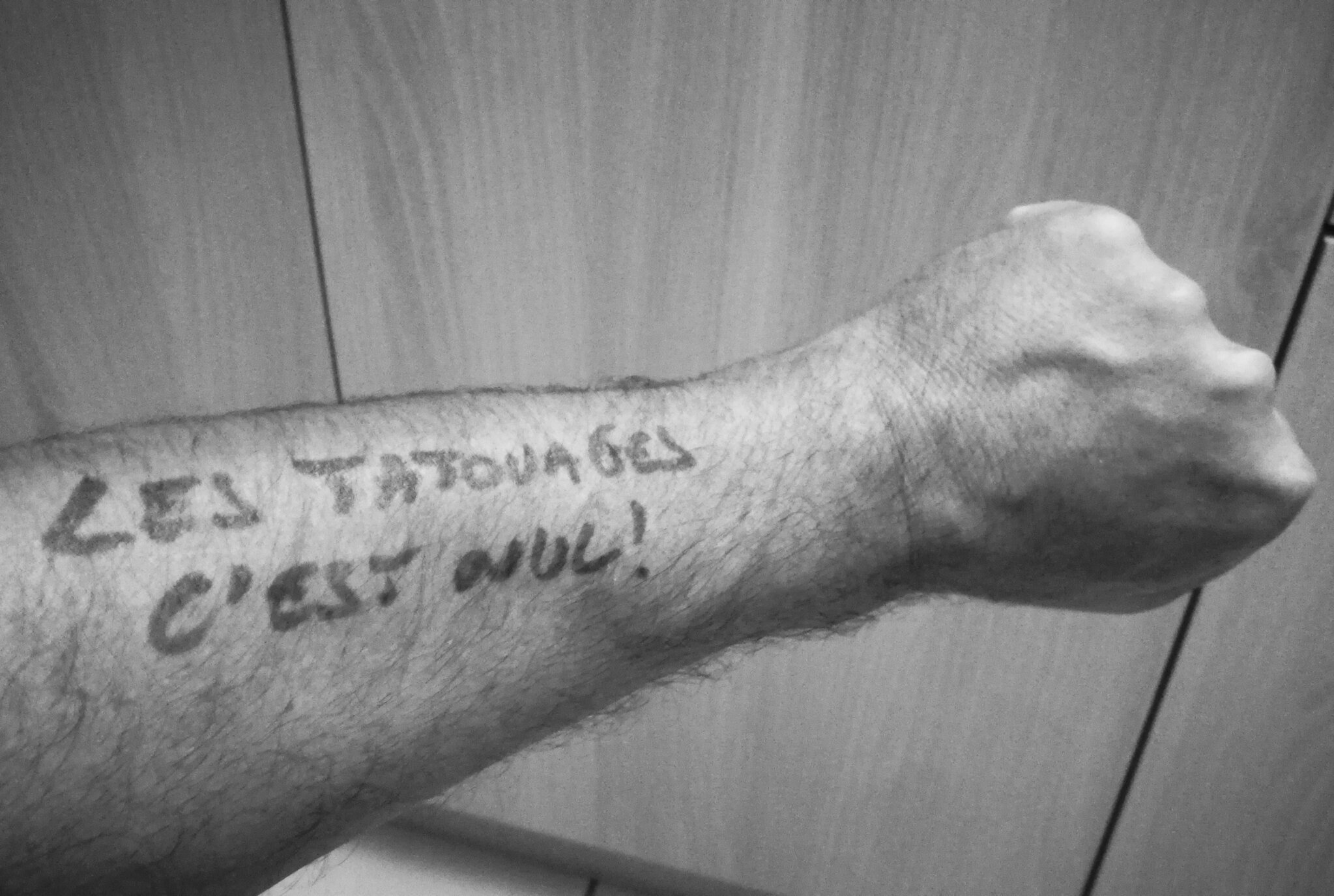 Jénorme et tatouage en noir et blanc