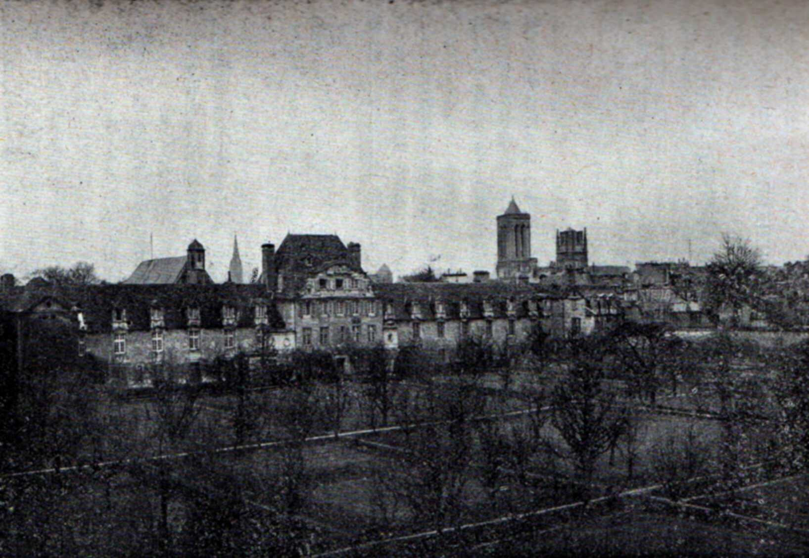 09 Caen, Hospice Saint-Louis, facade côté des jardins