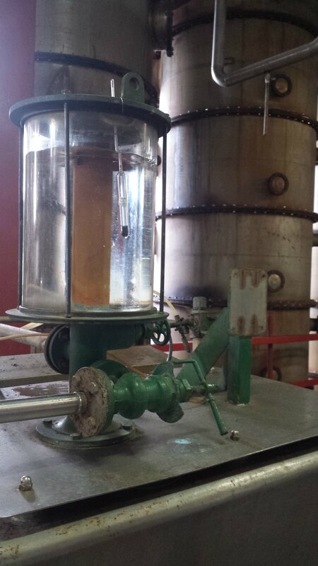 2016 03 10 (64) - distillerie Saint-James à Sainte-Marie - à la sortie de la colonne, rhum à 72°