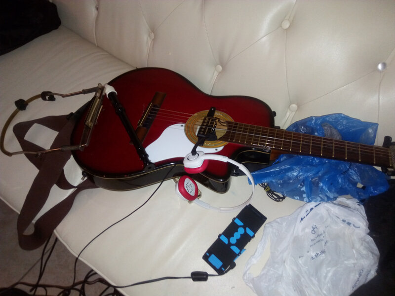 Ma guitare et mon porte harmonica, mes vrais amis!