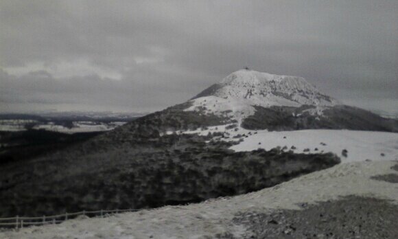 le fameux volcan de Volvic : le puy Pariou