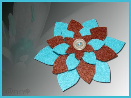 Broche_feutrine_fleur_marron_et_bleu_vert_motif2