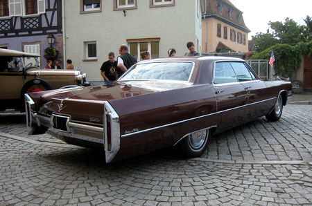 Cadillac_sedan_de_ville_hardtop_de_1966__2_me_rencontre_de_voitures_anciennes___Benfeld__02