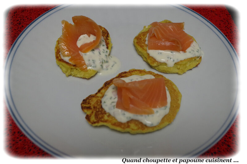 blinis de pommes de terre, crème acidulée, truite fumée-2524