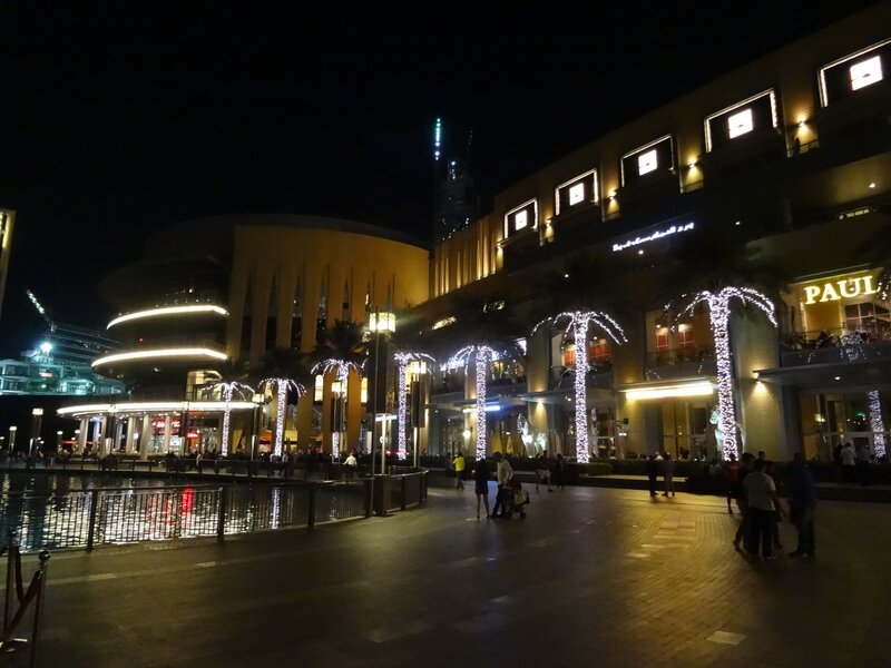 La promenade autour du Burj Khalifa Lake bordée par les commerces du Dubai Mall