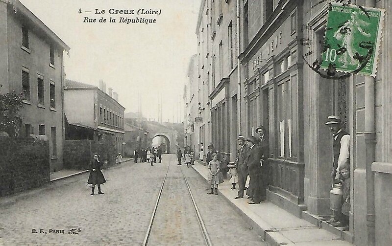 Le Creux, rue de la République