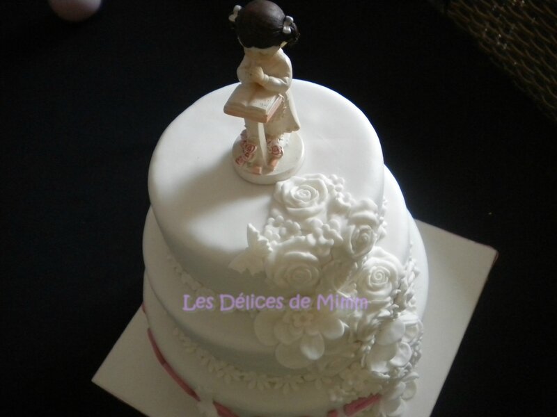 Un gâteau de communion tout blanc en pâte à sucre 13