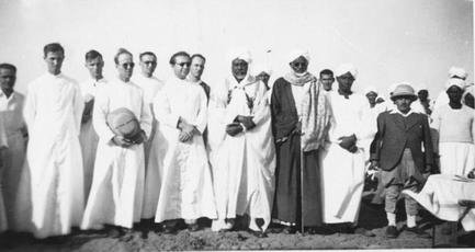 Italian_priests_wirh_Sayyid_Abdl_al_Rahman_al_Mahdi_in_1945