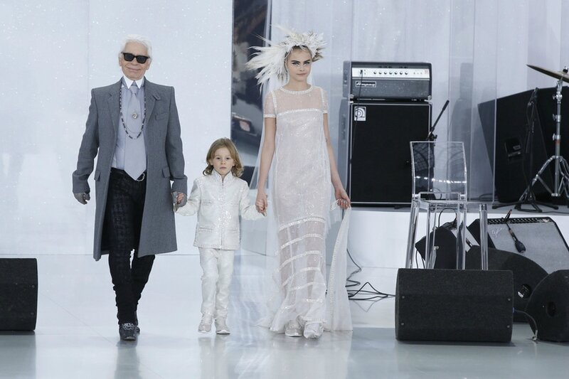 Cara-Delevingne-et-Karl-Lagerfeld-lors-du-defile-Chanel-haute-couture-printemps-ete-2014-au-Grand-Palais-a-Paris-le-21-janvier-2014_exact810x609_l
