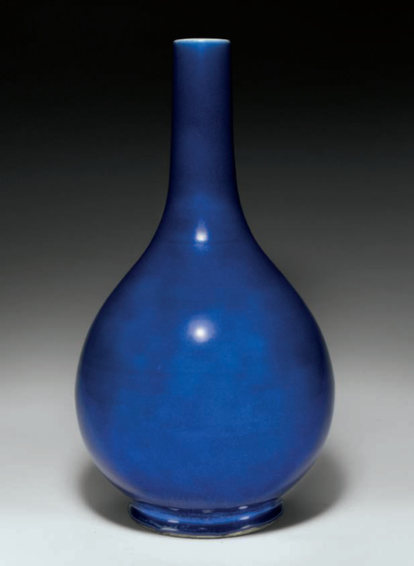 A large blue-glazed bottle vase, 18th-19th century
