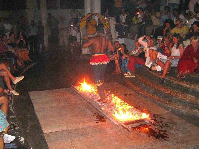 Marche sur le feu Fire_Walking_(1234969885)