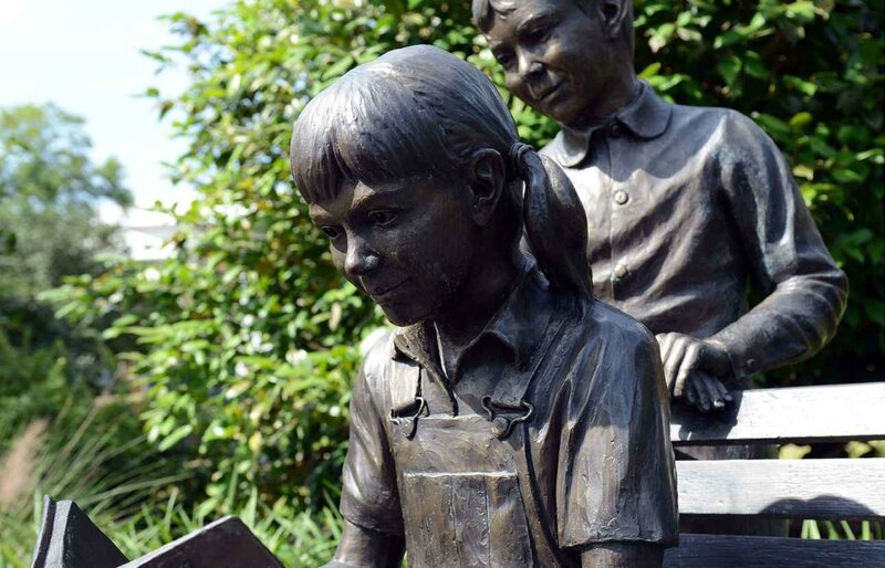 2048x1536-fit_monroeville-alabama-statue-represente-enfants-heros-roman-harper-lee-tirez-oiseua-moqueur