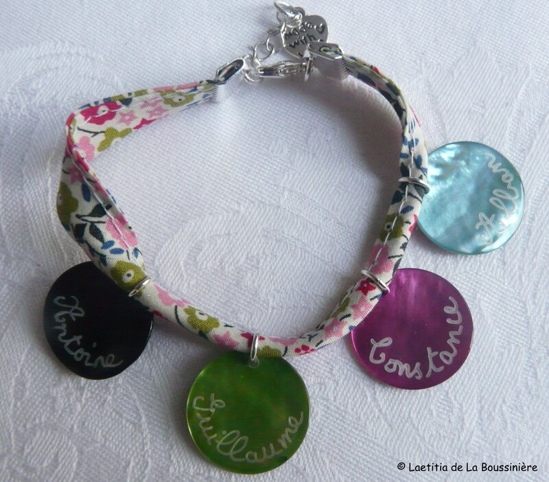 Bracelet simple tour sur ruban 4 médailles en nacre