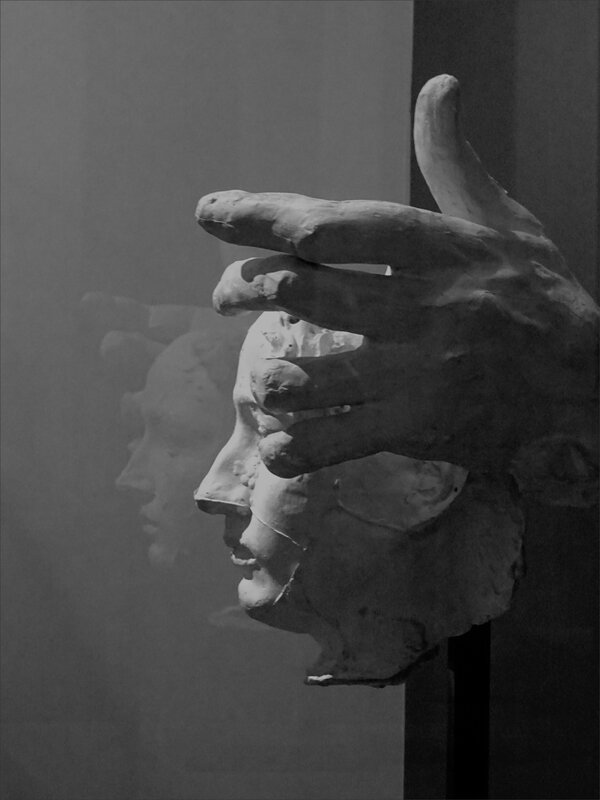 Paris expo Rodin main tete reflets 240417