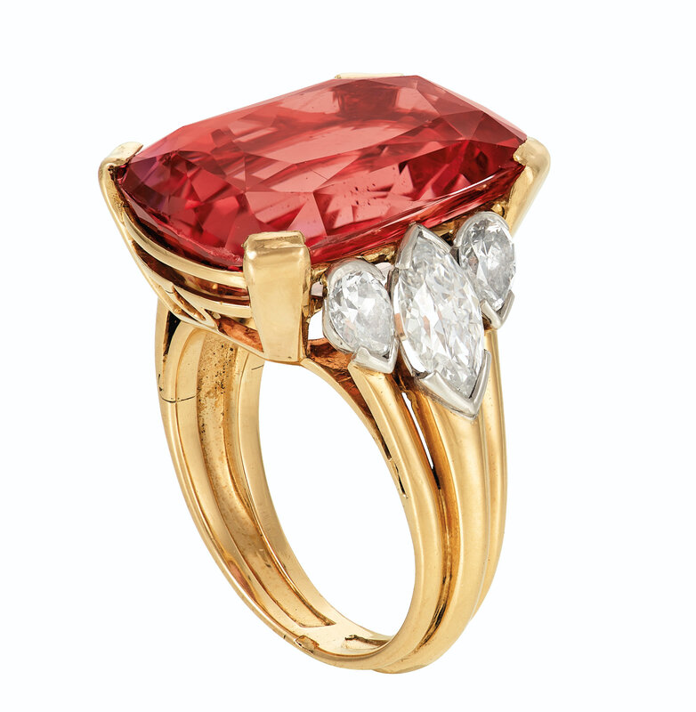 2020_NYR_18991_0348_001(the_du_pont_padparadscha_colored_sapphire_and_diamond_ring_perry_d6296108093300)