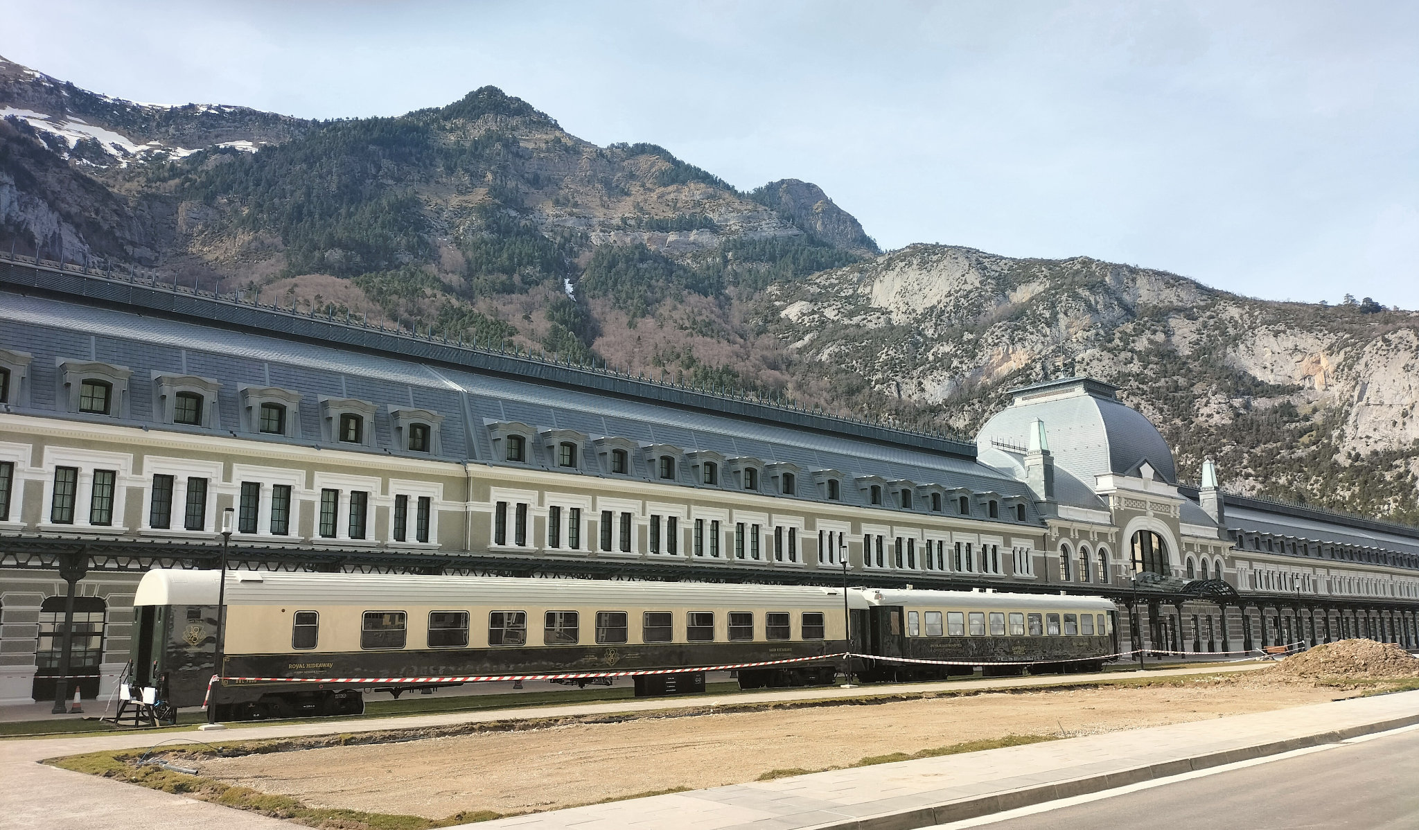 Canfranc-Estacion, l'hôtel, vue de dos