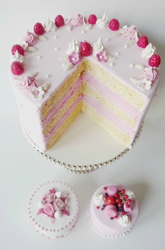 Faux gâteau tranché, framboises, et gâteaux individuels