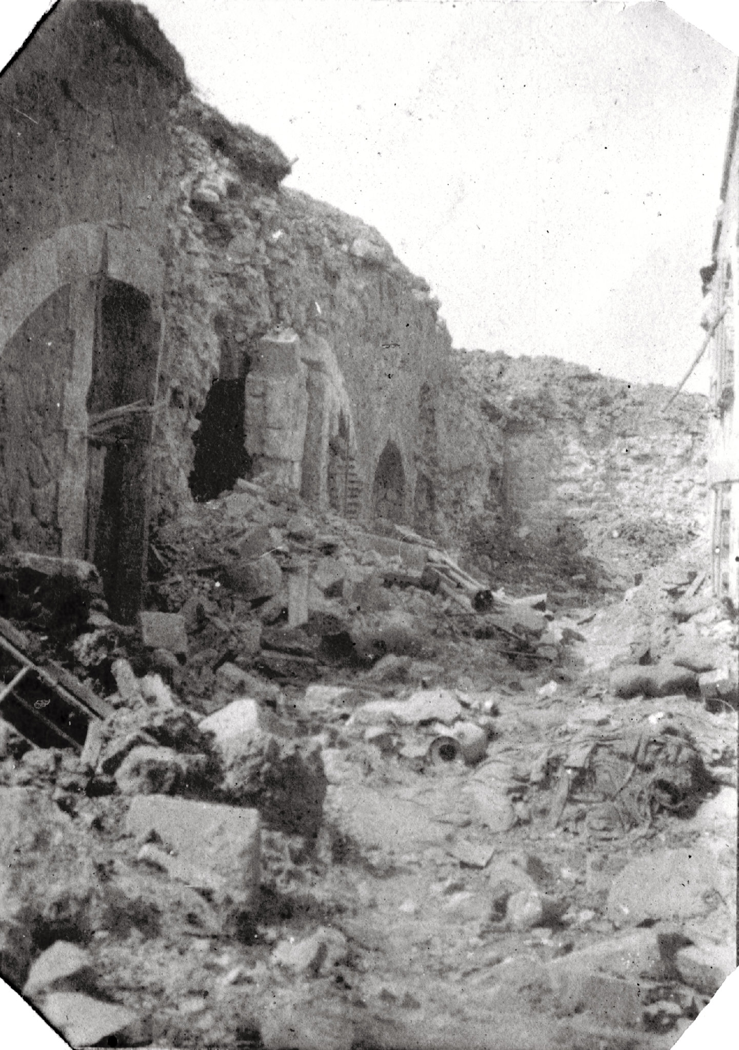 Album R. Verney p.124 centre bas