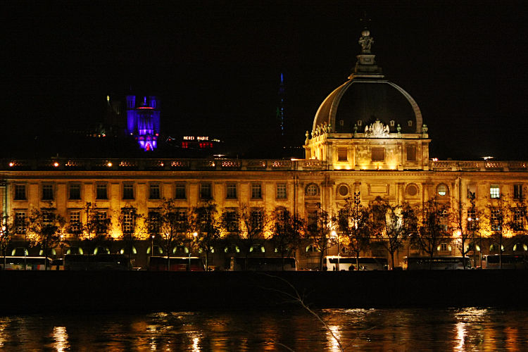 11 - Le même Hotel Dieu, vu de l'autre côté du Rhône