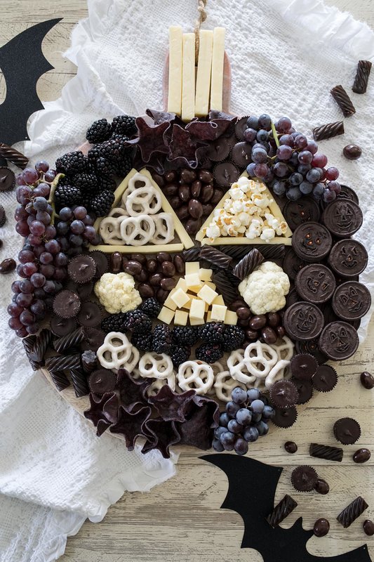 halloween_Black_and_White_Snack_Board