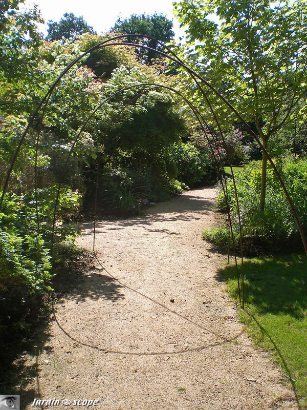 Le sentier vers les jardins de sous-bois