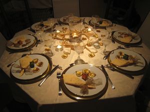 table de réveillon or et crème