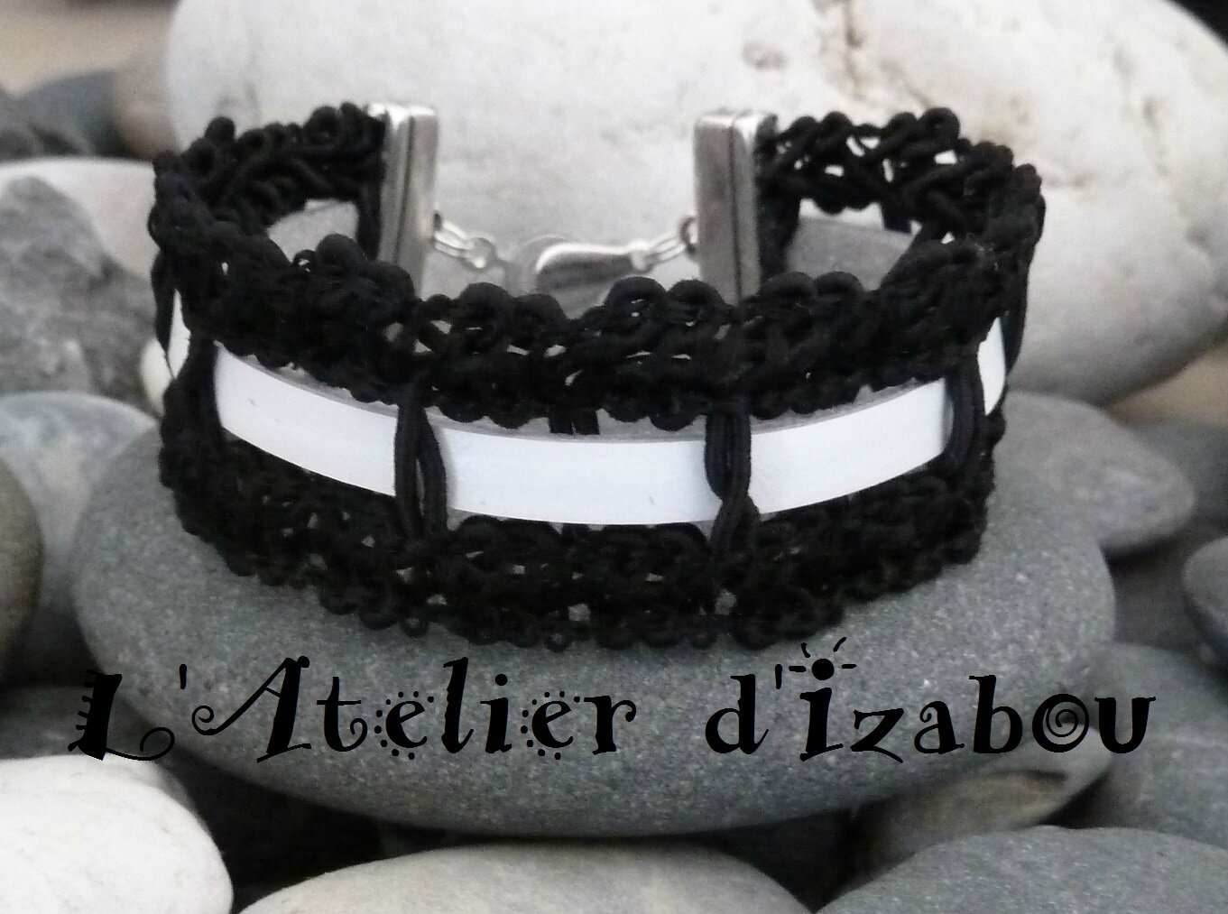 Tel un film noir et blanc ce bracelet ressemble une pellicule