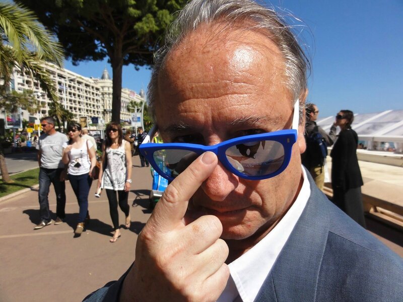 Le Président Patrick Braoudé est venu rendre hommage à Marcello Mastroianni sur la Croisette avec ses nouvelles solaires OKObyOKO Paris PIU16 Bleu Côte d'Azur!