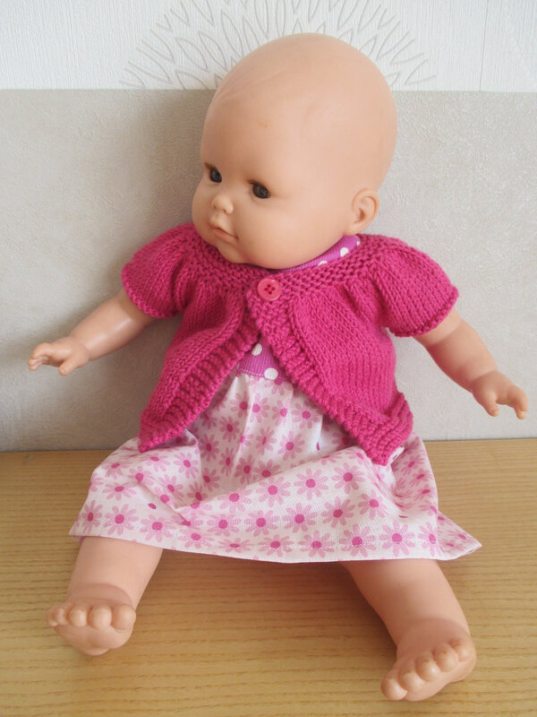 robe rose et gilet sur poupée