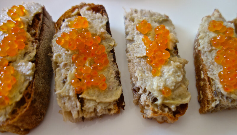 tartines au pesto d'artichaut et aux oeufs de truite