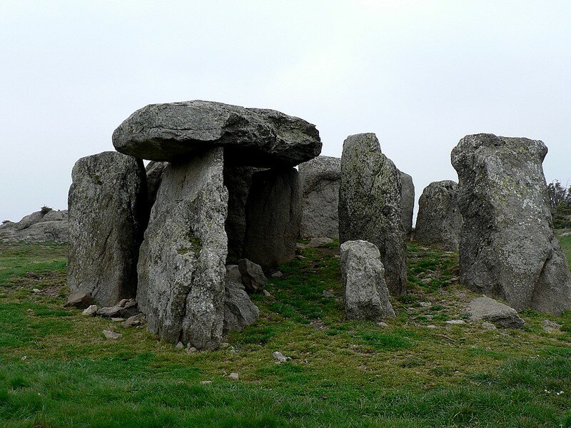 dolmen (allée couverte de la Grotte) à Cournols