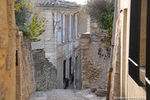 le_charme_de_gordes_avec_ses_ruelles_pavees_et_ses_maisons_en_pierre_taillee_du_luberon_album_thumb