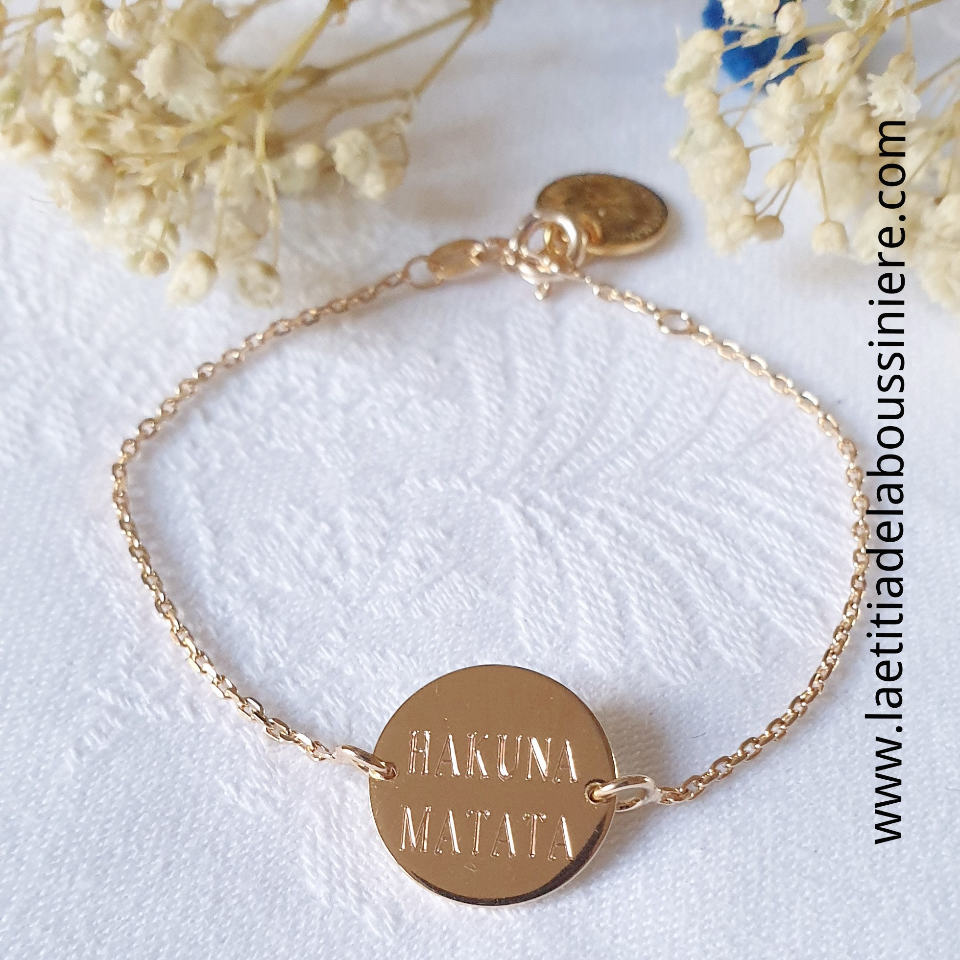 Bracelet médaille gravée Hakuna Matata (plaqué or 15 mm) 1