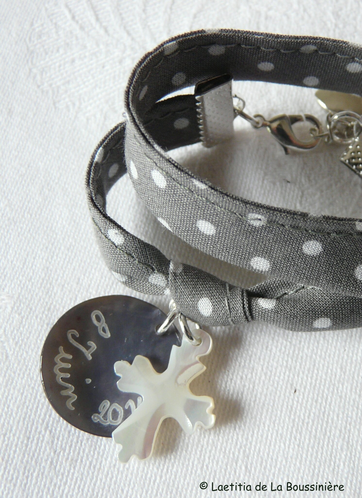 Bracelet sur ruban médaille en nacre et Croix de Jérusalem (sur PPP gris) - Copie