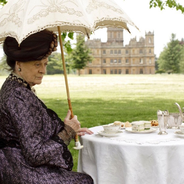 downton-abbey-lady-violet-crawley-having-tea-dr