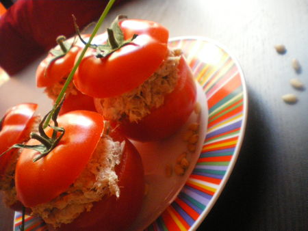 Tomates farcies au thon, chèvre et pignons de pin recettes Tomates farcies aux carrés frais, riz et thon
