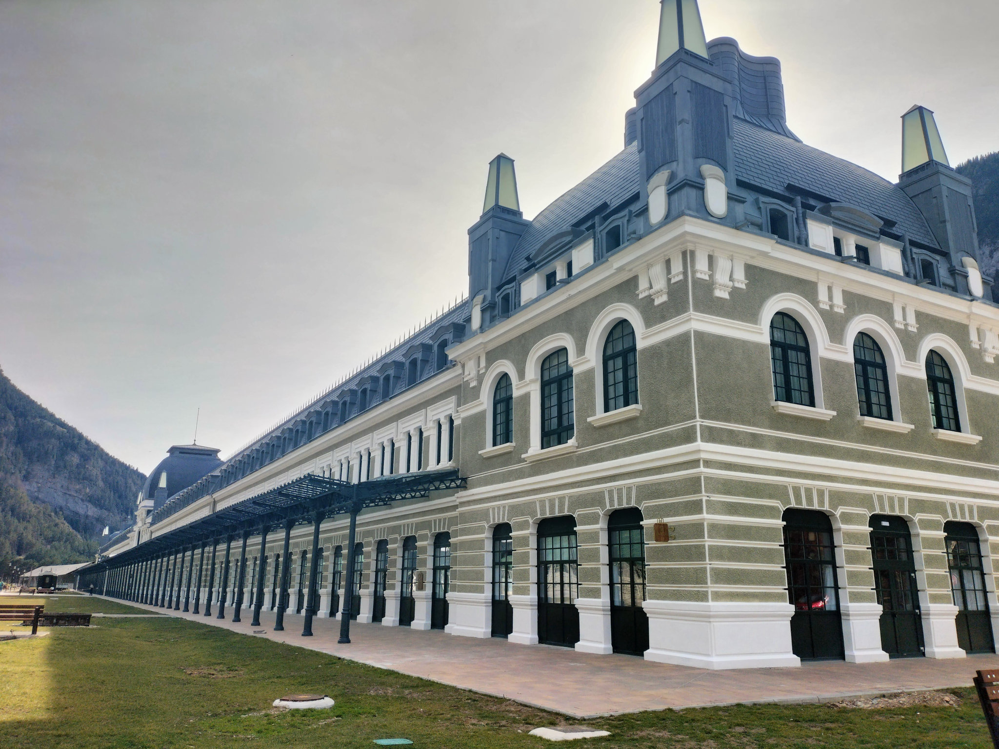 Canfranc-Estacion, l'hôtel, vue de dos et profil (Espagne)