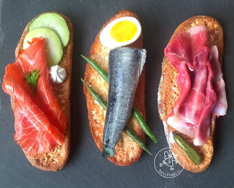 Petites tartines factices sur ardoise