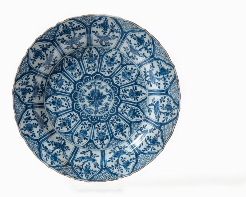 A blue and white dish with outlined rim, Kangxi period (1662-1722)