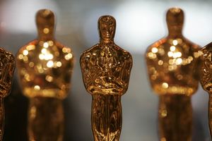 oscars_trophee_3_oscar_statuettes_line_up_inside_a_glass_case_at_a_meet_the_oscars_display_in_new_york_s_times_square_268
