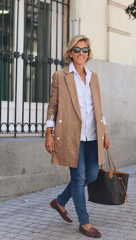 veste-beige-paire-de-jeans-et-chemise-blanche-tenue-stylée-femme-60-ans-tenue-classe-femme - Copie