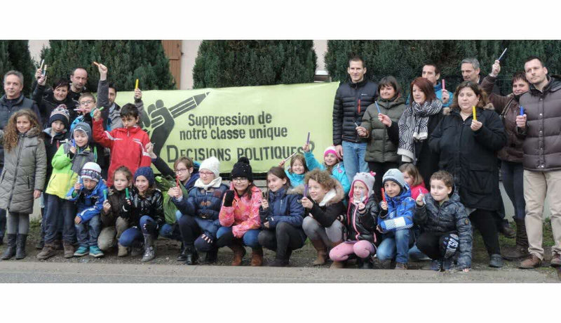 les-parents-d-eleves-inquiets-sur-le-devenir-de-la-classe-unique-de-frontenex-1456854734