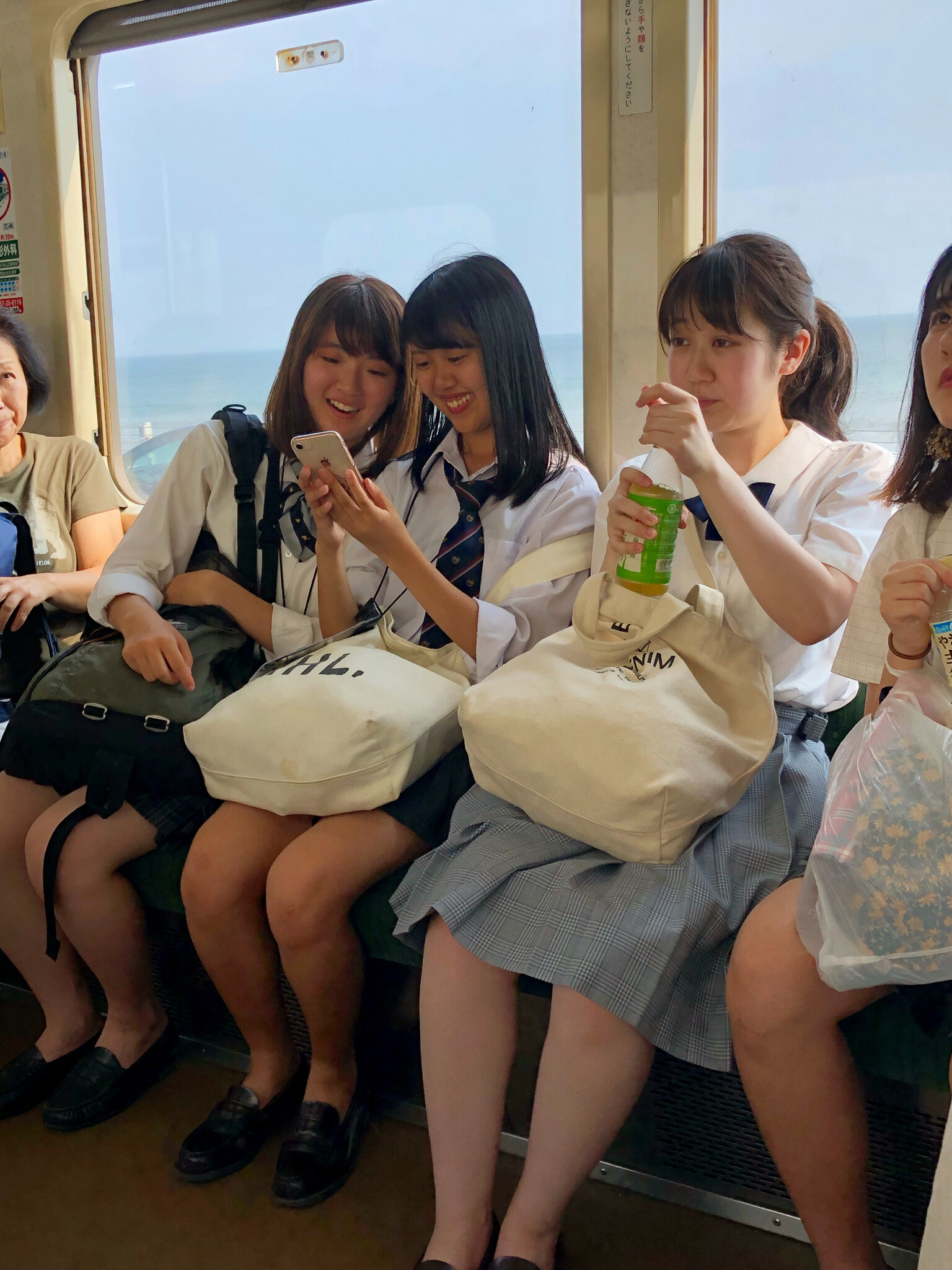 Enoden happy girls !