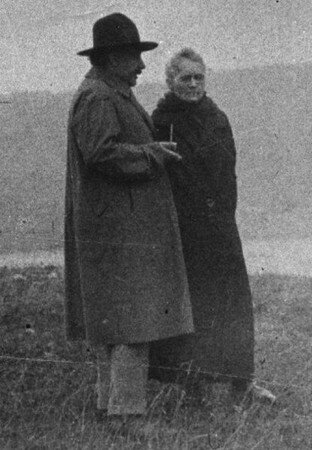 415px_Marie_Curie_and_Albert_Einstein