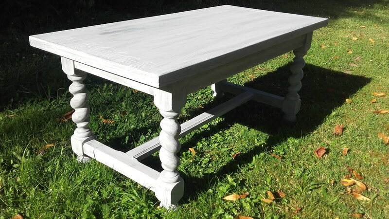 table basse grise cérusé pied torsade1