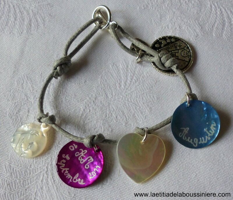 Bracelet sur cordon 2 médailles en nacre gravées, médaille de Vierge à l'Enfant en nacre et coeur en nacre