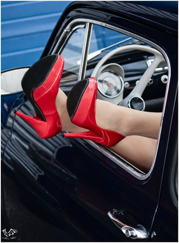 Fiat_500_and_the_red_shoes_by_sismisboy