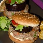 Hamburger aux aubergines et tomates confites