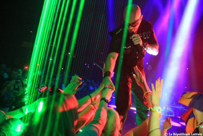 pascal-obispo-a-enflamme-le-galaxie-d-amneville-hier-soir-pour-le-plus-grand-plaisir-de-ses-fans-venus-en-nombre-photo-gilles-wirtz (17)