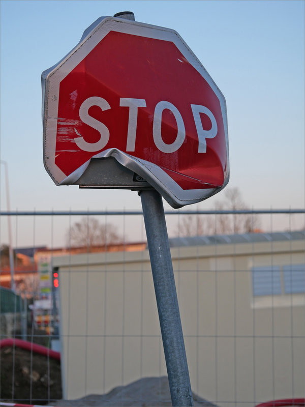 panneau STOP abimé 260223